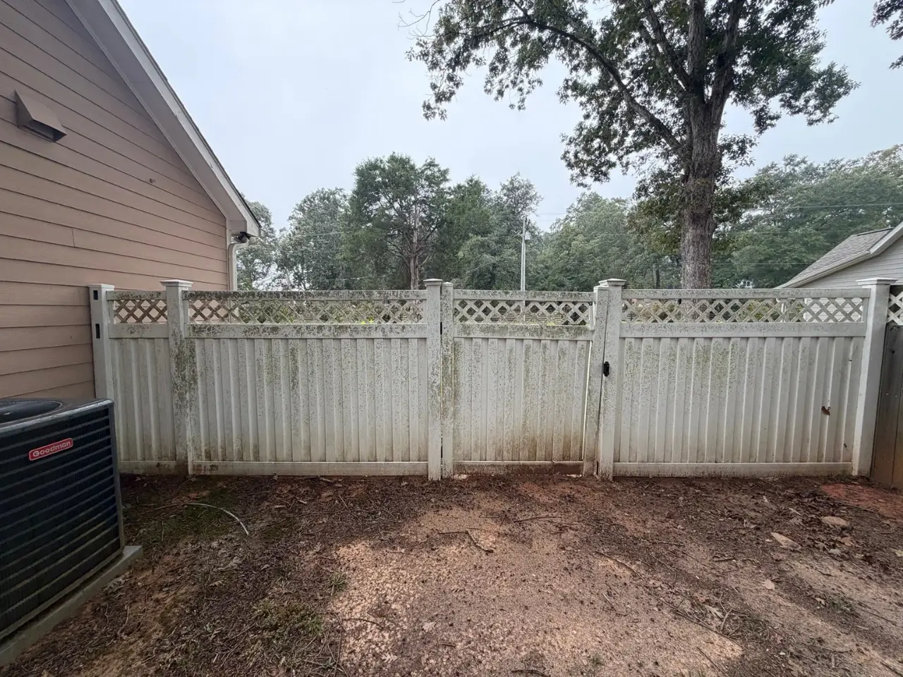 White vinyl fence in Auburn with visible dirt and green buildup before softwashing