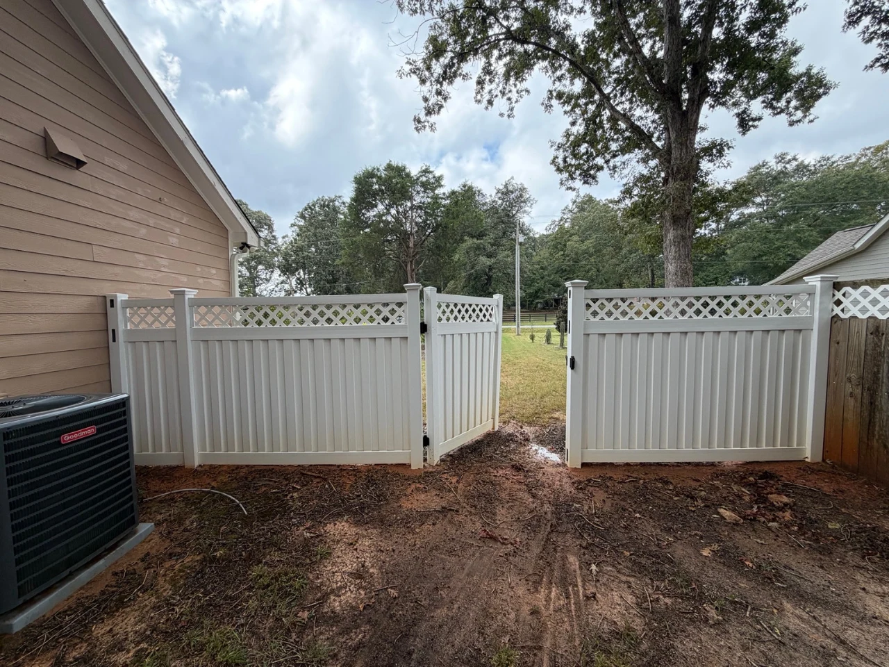 White vinyl fence in Auburn after softwashing
