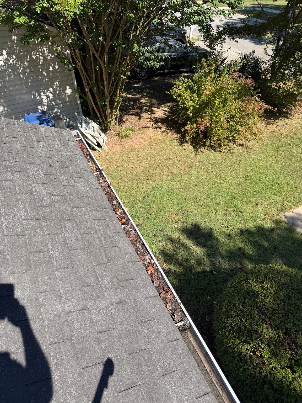 Gutter at a Winder home filled with leaves and debris before cleaning